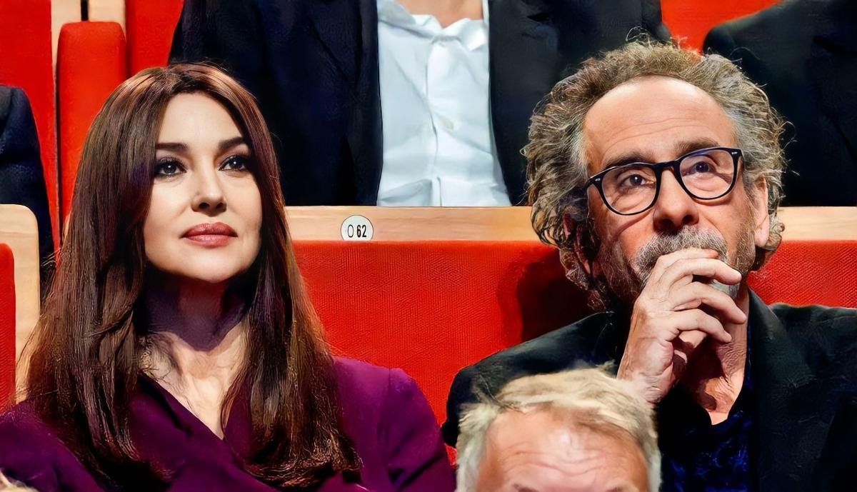 Monica Bellucci e Tim Burton paparazzati insieme a Parigi: “Stanno insieme da quattro mesi”, il gossip (Foto)