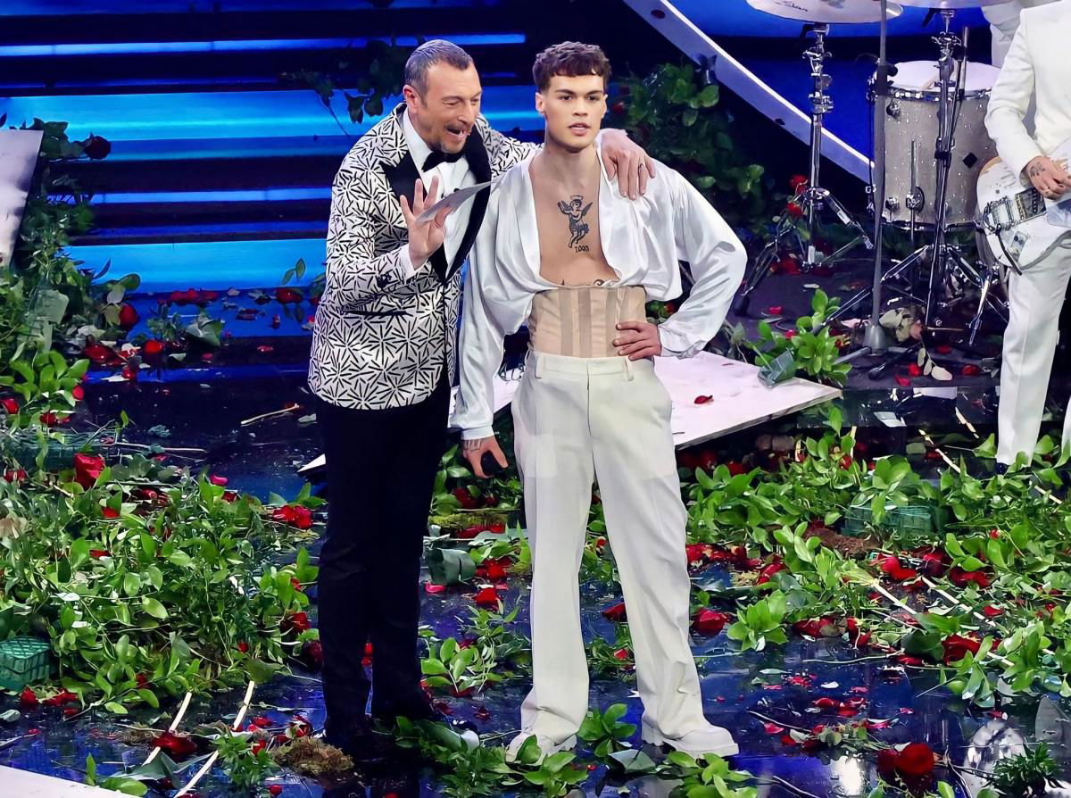 Sanremo 2023, prima serata: standing ovation per i Pooh, emozionante monologo di Chiara Ferragni, fischi per Blanco che distrugge il palco. La classifica dei primi 14 Big article-post