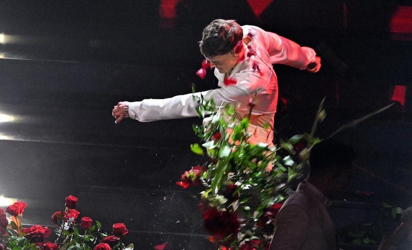 Sanremo 2023, Blanco finisce in Procura: il cantante è indagato per danneggiamento preview