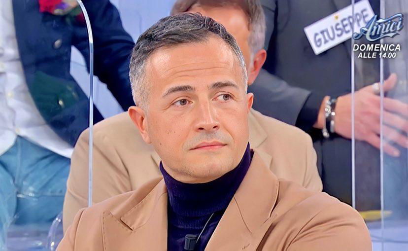Uomini e Donne, Riccardo Guarnieri pizzicato a cena con una dama del Trono over (Foto) preview