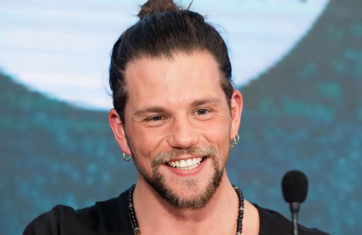 Amici, Enrico Nigiotti è diventato papà di due gemelli: “Siete il giorno più bello della mia vita!” article-post