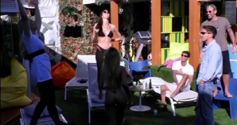 Gf Vip 7, sulla Casa vola un aereo particolare (e c’entrano i Donnalisi): le reazioni dei Vipponi preview