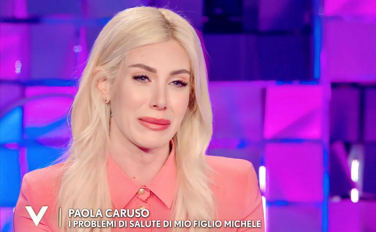 Verissimo, il dolore di Paola Caruso: “Come dico a mio figlio che dovrà portare il tutore per sempre? Non riesco a perdonarmelo” article-post