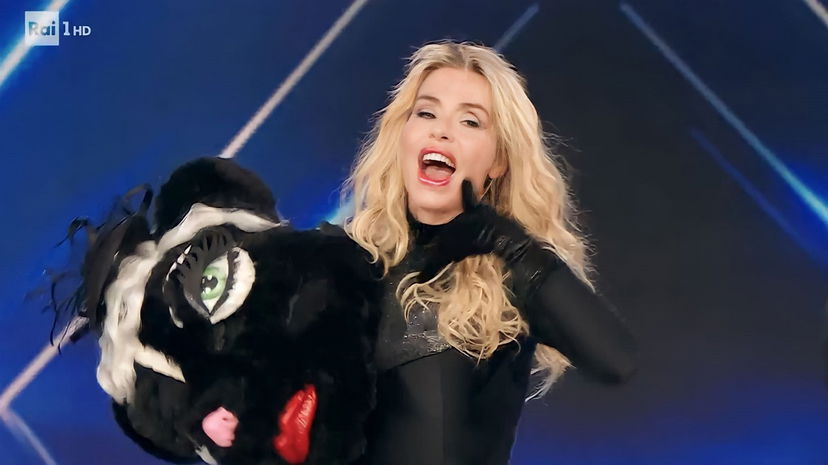 Il Cantante Mascherato 4, Dagospia svela un particolare retroscena su Valeria Marini: “Caos dietro le quinte! Avrebbe preteso di…” preview