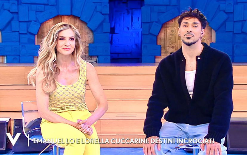 Verissimo, Lorella Cuccarini dopo le esibizioni ad Amici 22 scherza con Emanuel Lo: “A petto nudo gliel’ammolli ancora!” preview