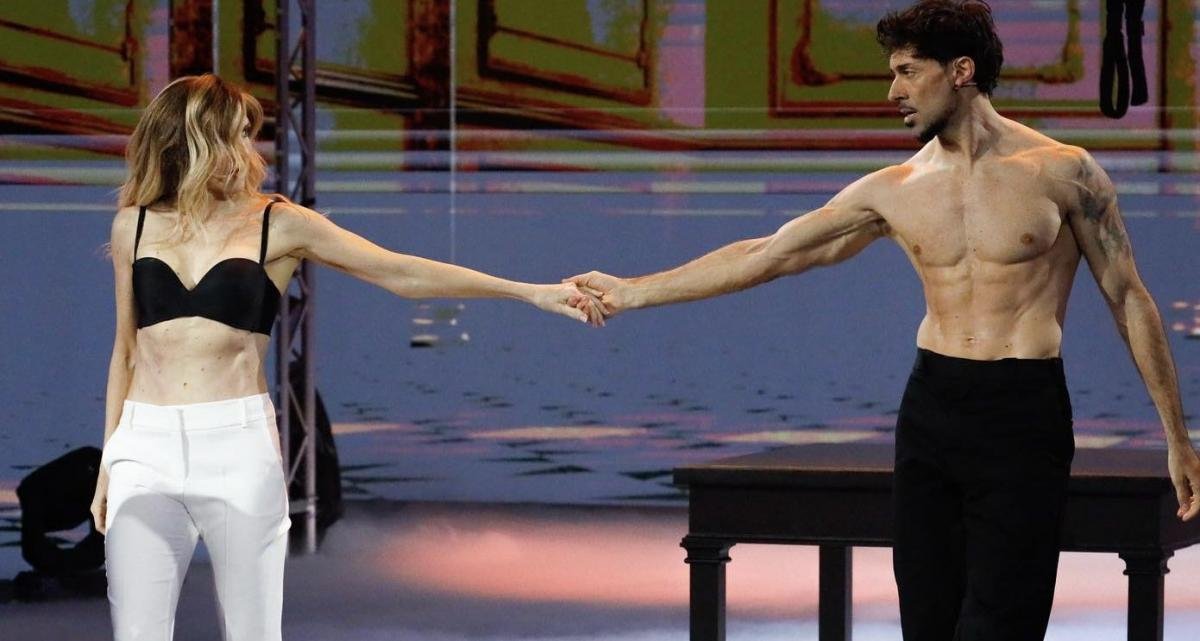 Amici 22, Lorella Cuccarini commenta i balletti infuocati con Emanuel Lo e a proposito della reazione del marito rivela che…