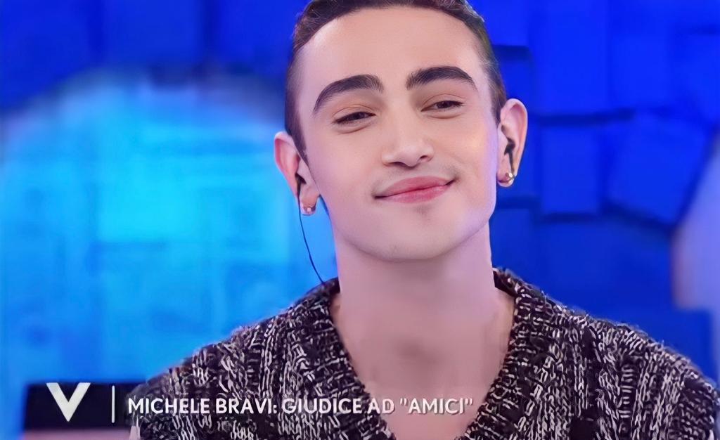 Verissimo, Michele Bravi parla della sua situazione sentimentale: “C’è una persona al mio fianco e…” article-post