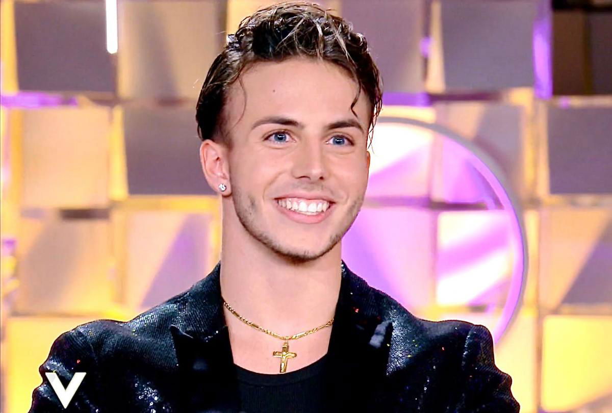 Verissimo, Mattia Zenzola si emoziona nel rivedere la sua vittoria ad Amici 22 e confessa: “Ancora sto metabolizzando tutto”. Poi dedica dolci parole a Benedetta Vari article-post