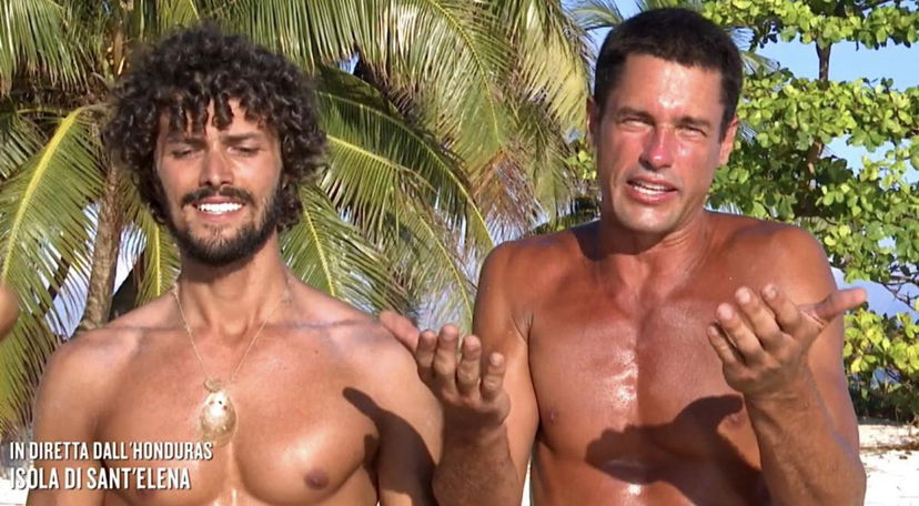 Isola 17, sesta puntata: eliminato Christopher Leoni, Paolo Noise si ritira, Helena Prestes perde al televoto. I nominati sono… preview