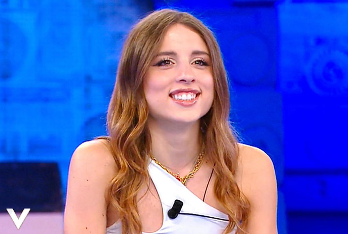 Verissimo, Angelina Mango parla del rapporto con Wax poi svela: “Avevo molta paura prima di entrare ad Amici 22 perché…” article-post