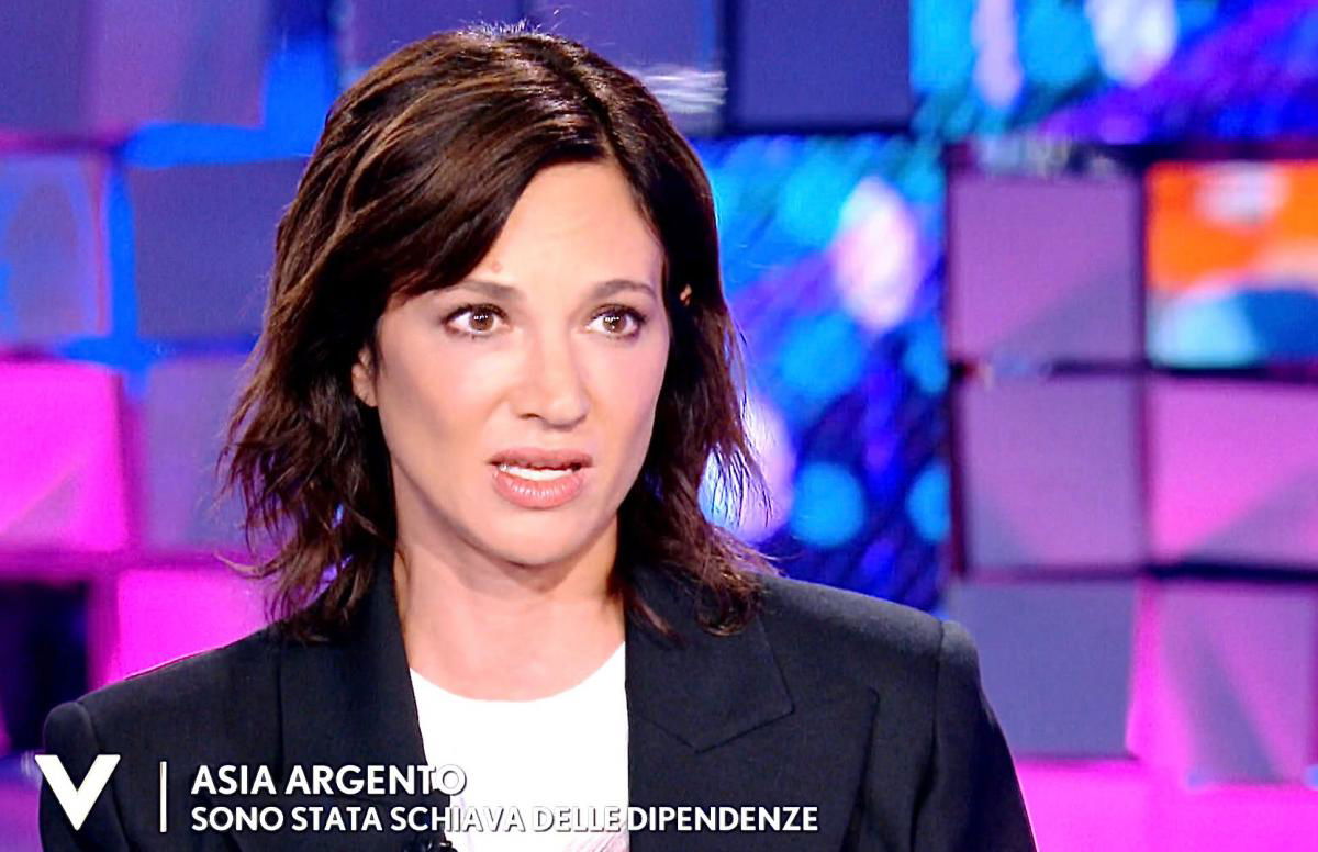 Verissimo, Asia Argento racconta il dramma della dipendenza da alcol e droghe: “Ho toccato il fondo, poi…” article-post