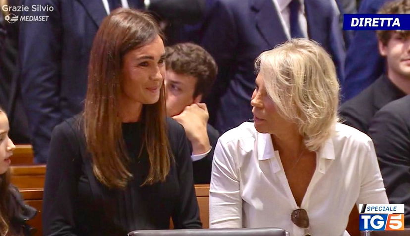 Maria De Filippi, ecco perché era vestita di bianco al funerale di Silvio Berlusconi preview