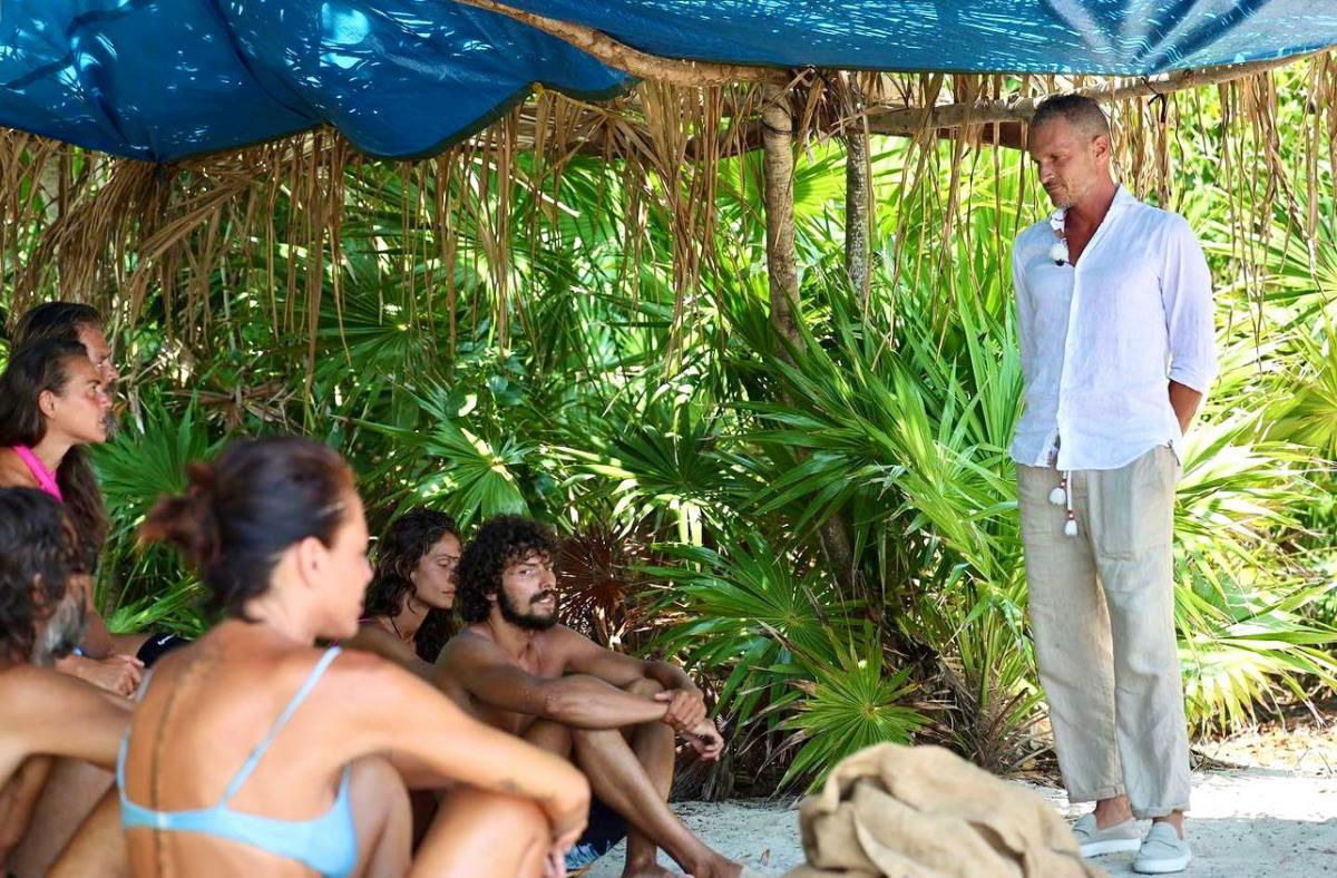 Isola 17, Alvin comunica ai naufraghi la notizia della scomparsa di Silvio Berlusconi article-post