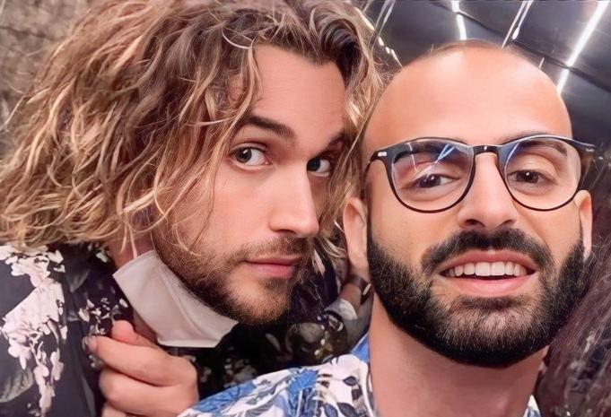 Valerio Scanu ha sposato il suo Luigi Calcara: l’originale abito scelto per le nozze (Video) preview