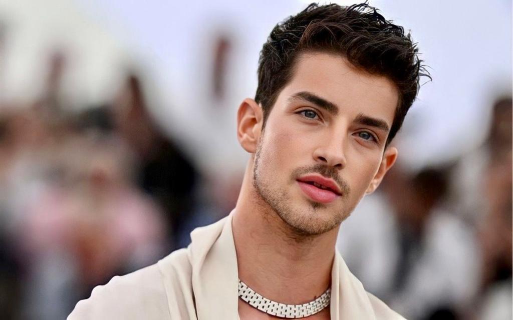 Élite, il cuore di Manu Rios batte per un famoso cantante italiano? La clamorosa indiscrezione article-post