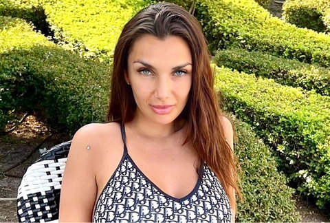 Elettra Lamborghini racconta come ha perso peso e risponde a chi la critica per essere dimagrita troppo (Foto) preview