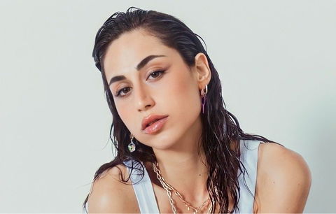 Amici, Giulia Molino lancia il nuovo singolo e nel video ci sono ex volti del Grande Fratello e Uomini e Donne preview