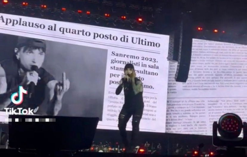 Ultimo dedica il dito medio ai giornalisti durante il suo concerto a Lignano Sabbiadoro: il video preview
