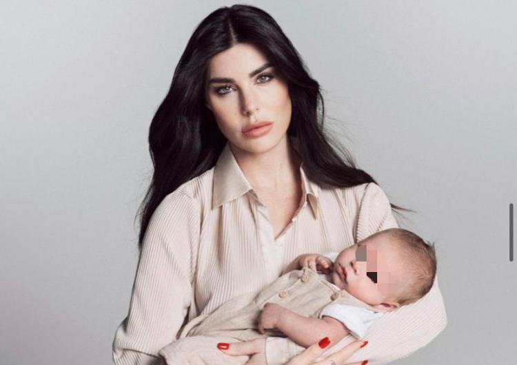 Isola, Bianca Atzei dopo la nascita del primo figlio: “Sui social sembra tutto bello, ma la verità è che il riflesso di me allo specchio non lo vivo benissimo” article-post