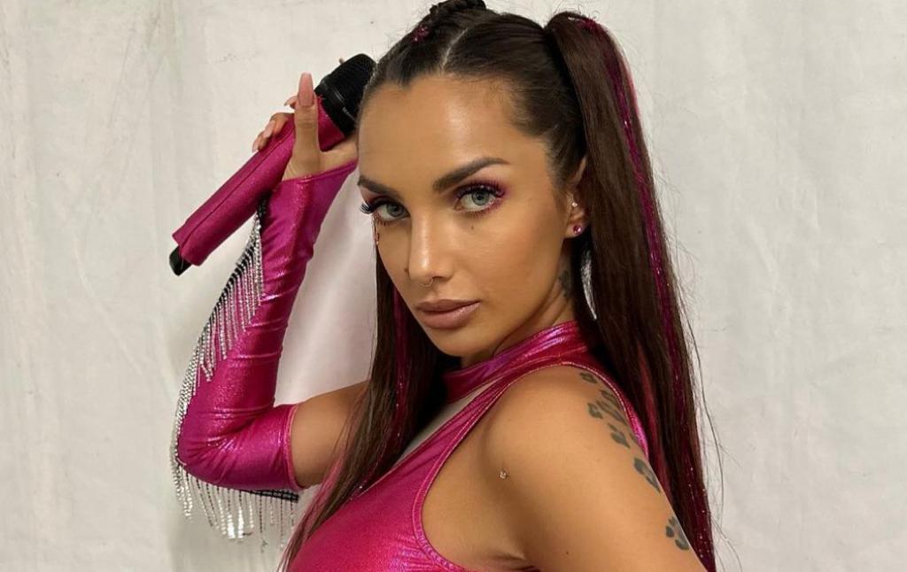 Elettra Lamborghini colpita da una bottiglietta d’acqua durante un concerto sbrocca: “È pericoloso! Chiedi scusa perché…” article-post