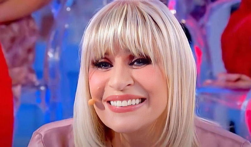 Uomini e Donne, Gemma Galgani paparazzata mentre fa la cameriera in un bar: le foto preview