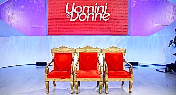 Uomini e Donne, scoppia una coppia: “Lui chiedeva foto dei piedi alle altre” article-post