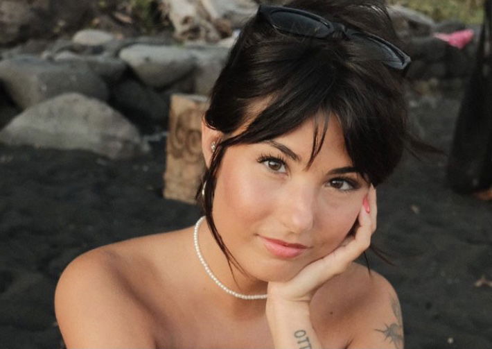 Giorgia Soleri annuncia la sfilata sul Red carpet di Venezia “con i peli sulle gambe”‘, poi scoppia la polemica: ecco perché article-post