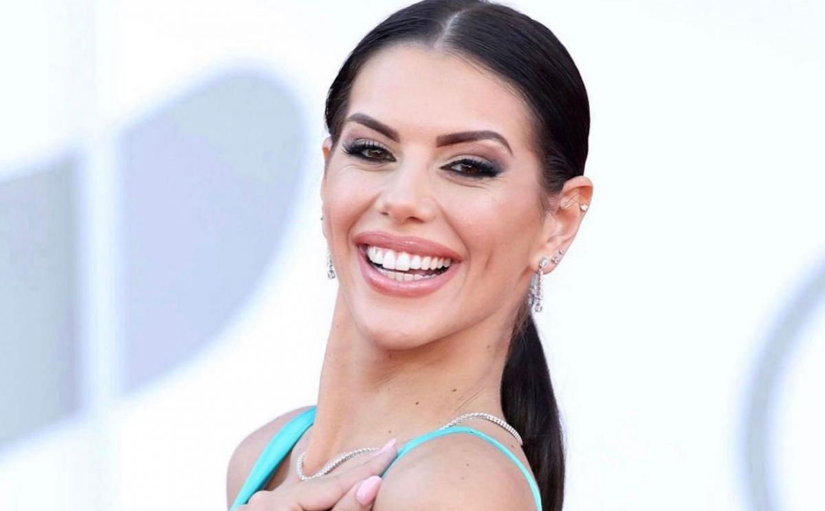 Antonella Fiordelisi al Festival di Venezia fa chiarezza sulla sua situazione sentimentale e anticipa progetti in tv article-post