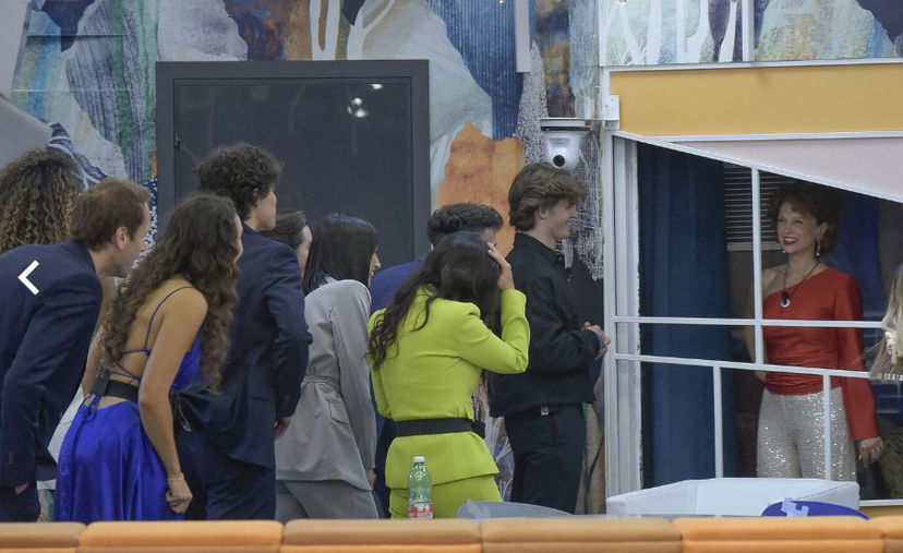 Grande Fratello, Beatrice Luzzi insofferente nei confronti di una conquilina: ecco cos’è successo nella Casa preview