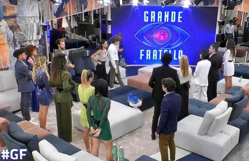 Grande Fratello, nuovi orari per gli inquilini: “Mi hanno detto che appena si spengono le luci è un segnale urgente che…” preview