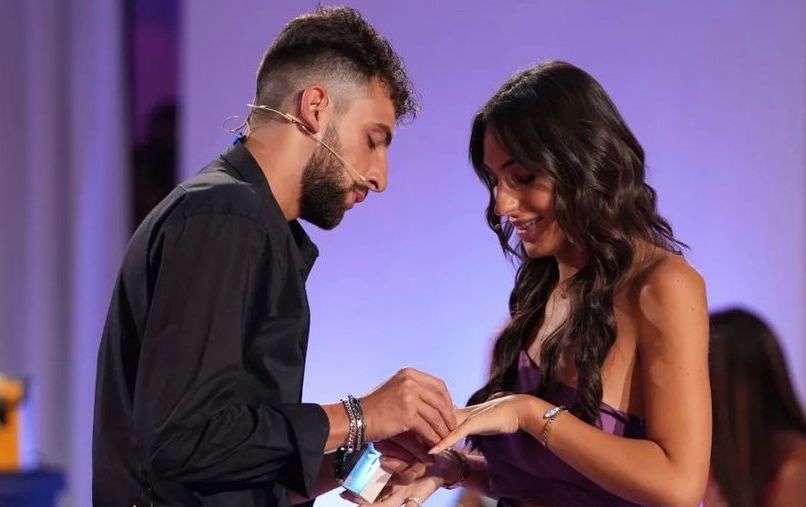 Uomini e Donne, arriva la proposta di matrimonio di Giuseppe Ferrara a Gabriela Chieffo. Lei: “Tutta la vita sì!” preview