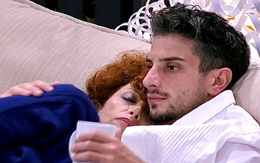 Grande Fratello, Beatrice Luzzi su Giuseppe Garibaldi: “Sento una magia…”. Ma gli altri dubitano: “Lui sta giocando!” preview