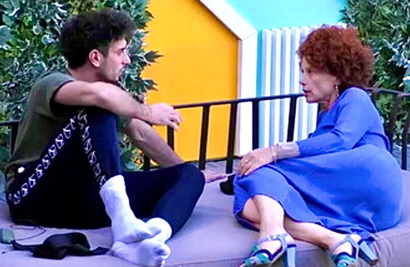 Grande Fratello, Giuseppe Garibaldi si scusa con Beatrice Luzzi ma lei fa un passo indietro: “Forse non doveva neanche cominciare la nostra storia” preview