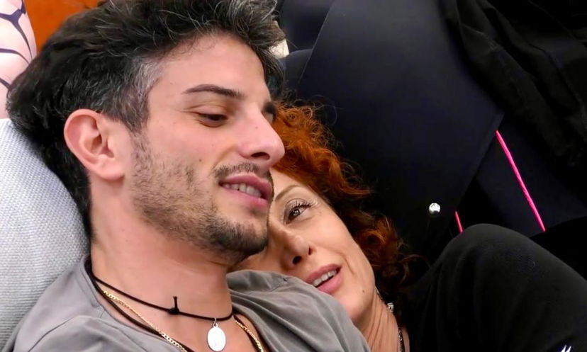 Grande Fratello, Alfonso Signorini parla del flirt tra Beatrice Luzzi e Giuseppe Garibaldi: “I loro baci non sono appassionati come vorremmo ma…” preview