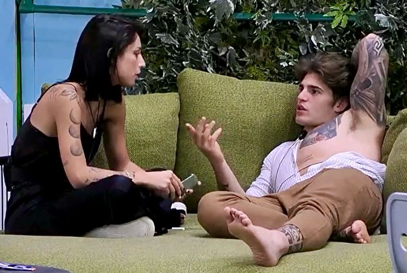 Grande Fratello, Letizia Petris cerca un confronto con Paolo Masella dopo averlo visto distante: “È una cosa grave quella che è successa perché…” preview