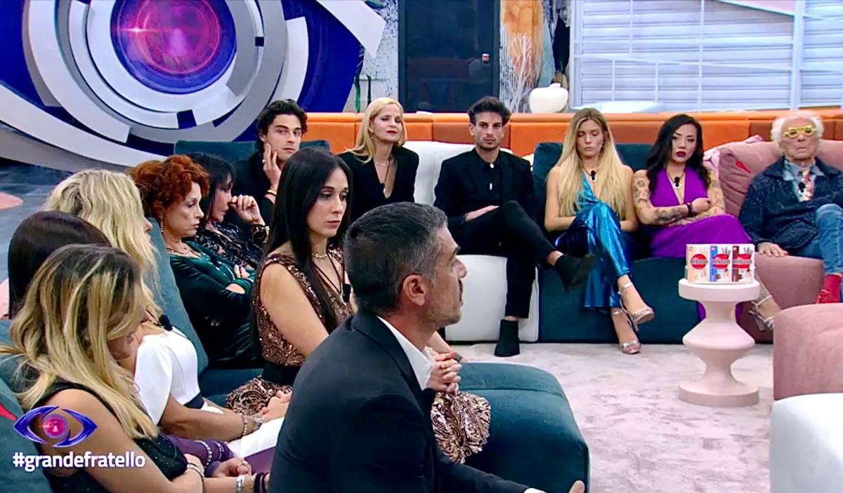 Grande Fratello, un aereo per Heidi Baci manda gli inquilini nel panico: “È successa una cosa grossa!” article-post