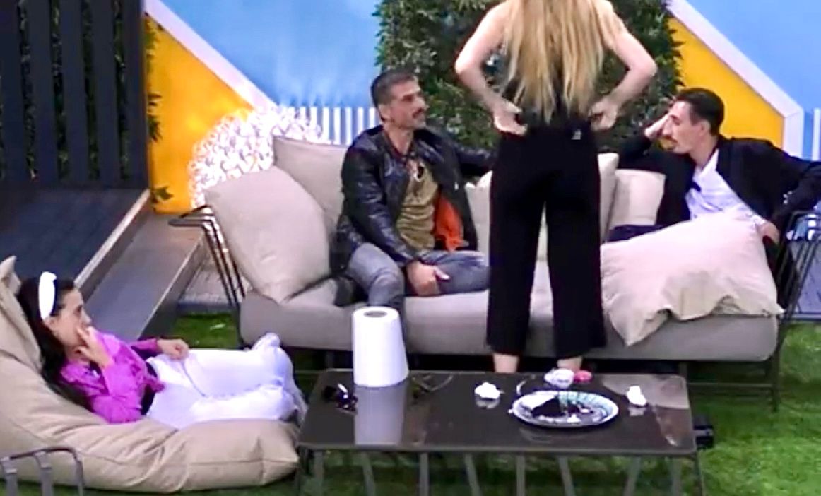 Grande Fratello, gli inquilini si confidano: “Noi siamo attori in scena, loro ci dirigono e sono maestri in questo!” article-post