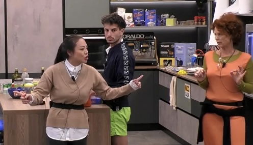 Grande Fratello, ennesima lite nella Casa, tutti contro Beatrice Luzzi: “Scorretta, la tua testa pensa male” preview