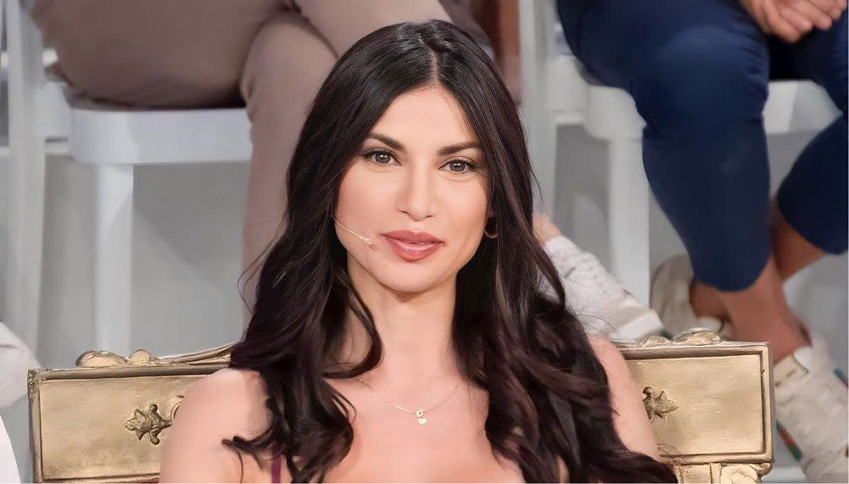 Uomini e Donne, l’ex corteggiatrice Martina Grado commenta il trono di Manuela Carriero: “Il suo comportamento è quello di una persona che è lì per…” article-post