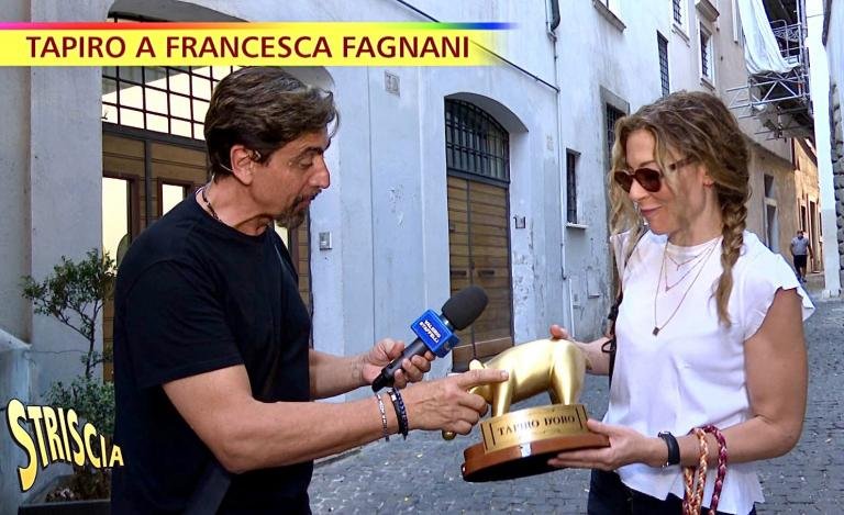 Francesca Fagnani riceve il Tapiro d’oro per la mancata intervista a Fedez: la conduttrice non risparmia qualche stilettata alla Rai