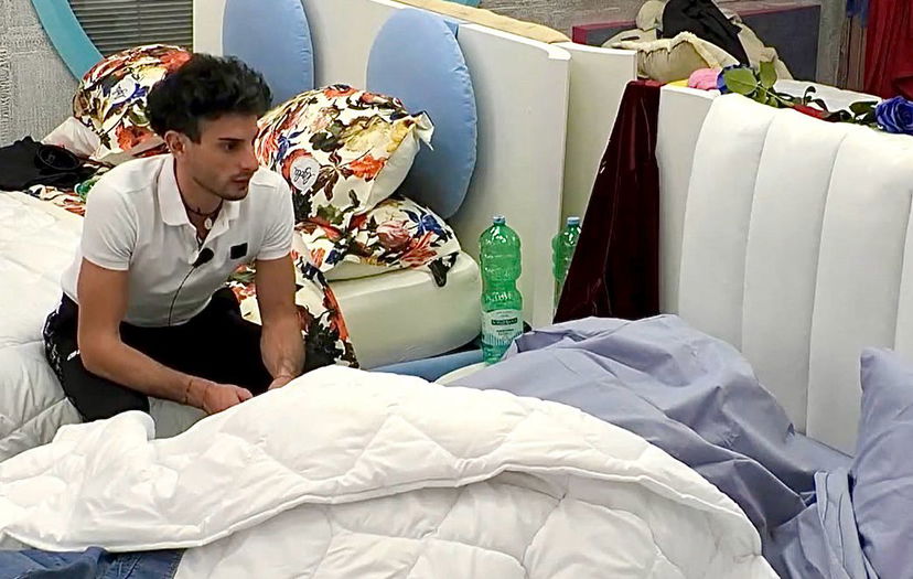 Grande Fratello, Giuseppe Garibaldi cerca di scusarsi con Beatrice Luzzi: “Rivedendomi non mi riconosco”. La reazione dell’attrice preview