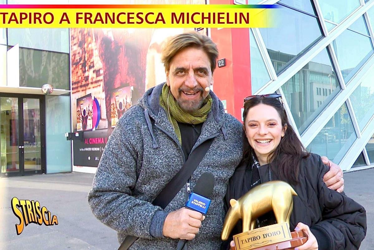 Striscia la Notizia, Francesca Michielin riceve il Tapiro d’Oro dopo la cacciata di Morgan da X Factor: “Si sa che quando lo chiami in un programma può succedere qualcosa…”