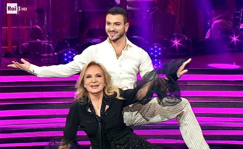 Ballando con le Stelle 18, quinta puntata: eliminata Rosanna Lambertucci, Teo Mammucari esagera con Selvaggia Lucarelli poi si scusa preview
