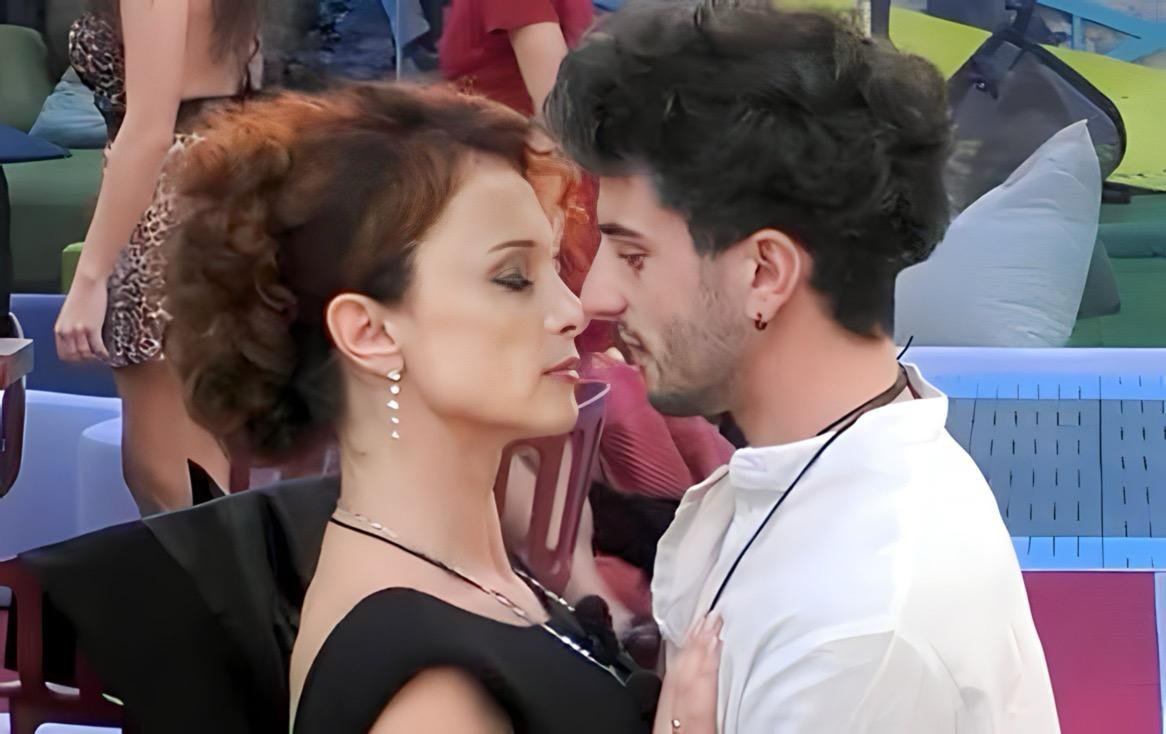 Grande Fratello, Beatrice Luzzi e Giuseppe Garibaldi: nella notte scatta un nuovo bacio (Video)