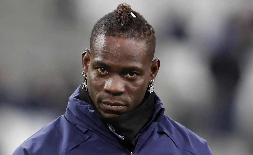 Mario Balotelli, incidente nella notte a Brescia: lui illeso, ecco il video dell’auto distrutta article-post