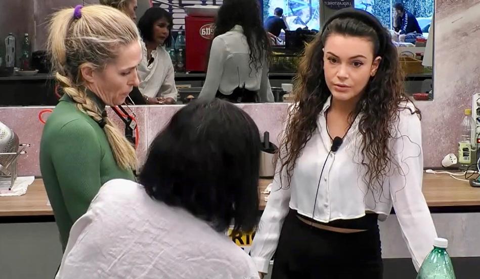 Grande Fratello, Angelica Baraldi spiega come mai ha tenuto la mano a Giampiero Mughini nonostante si fosse sentita offesa da lui: “Ero in difficoltà perché…” article-post