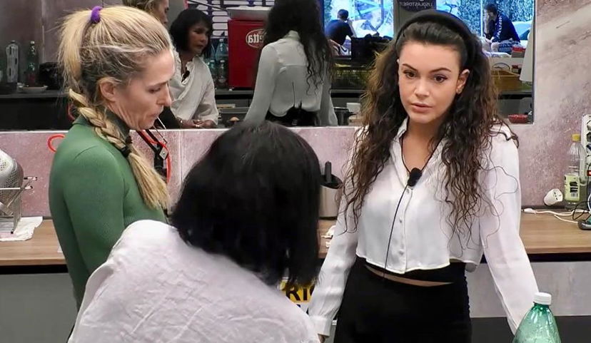 Grande Fratello, Angelica Baraldi spiega come mai ha tenuto la mano a Giampiero Mughini nonostante si fosse sentita offesa da lui: “Ero in difficoltà perché…” preview