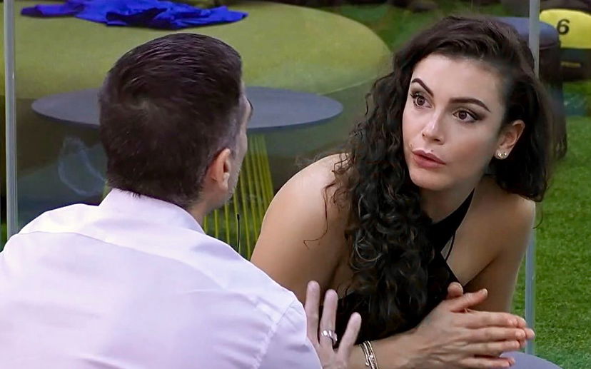 Grande Fratello, Angelica Baraldi delusa da Massimiliano Varrese: “Perché non mi dici le cose in faccia? Ci godi?” preview