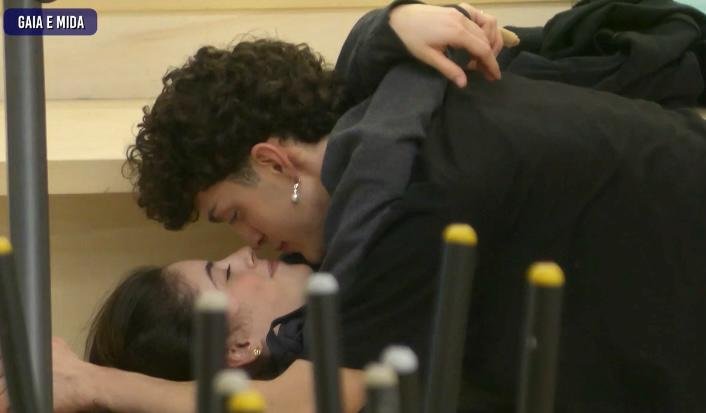 Amici 23, scatta il primo bacio tra Mida e Gaia De Martino (Video)