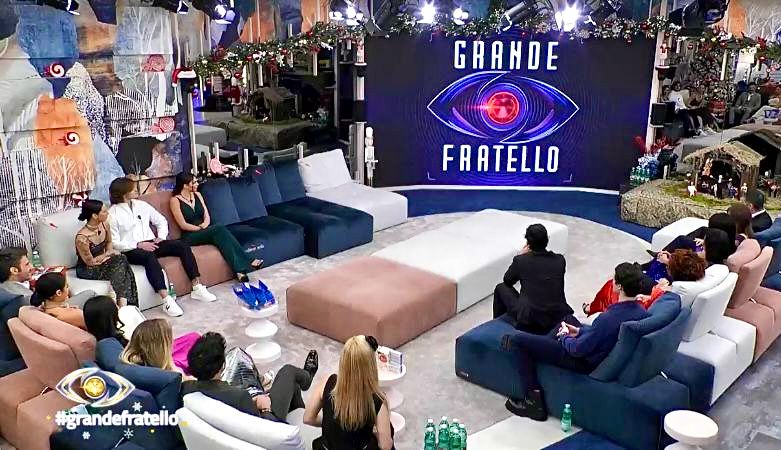 Grande Fratello, bacio tra due donne della Casa durante la notte? “Una di loro è impegnata”: l’indiscrezione preview